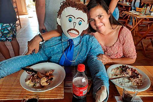 Бразильянка вышла замуж за тряпичную куклу