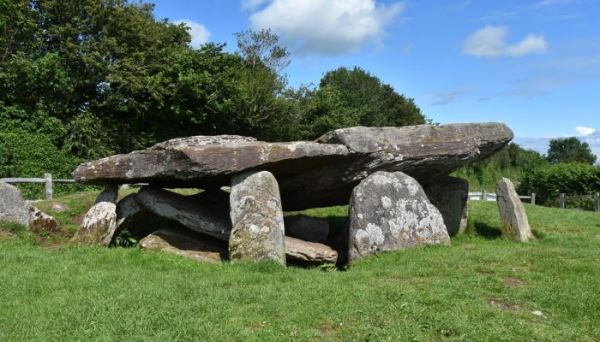 Археологи провели первые раскопки около камня короля Артура